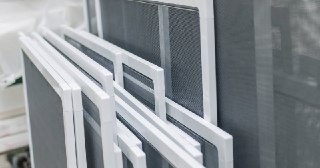 Москитные сетки на пластиковые окна Мирный купить по цене от 923 руб.